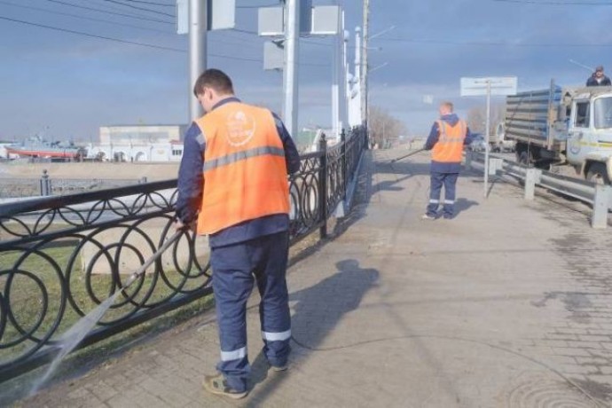 В Астрахани моют мосты