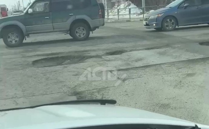 "Просто жесть": автомобили "прыгают" по ямам на улице Фархутдинова в Южно-Сахалинске