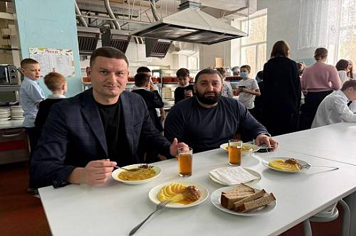 Благовещенские депутаты оценили школьные обеды в столовой Алексеевской гимназии Благовещенские депутаты оценили школьные обеды в столовой Алексеевской гимназии