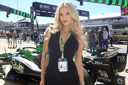 «Самая сексуальная автогонщица в мире» показала фото в платье с откровенным вырезом