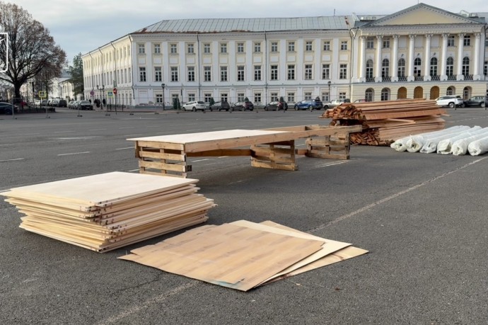 В Ярославле приступили к монтажу катка на Советской площади