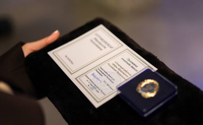 Более 40 корсаковских педагогов наградили почетными грамотами