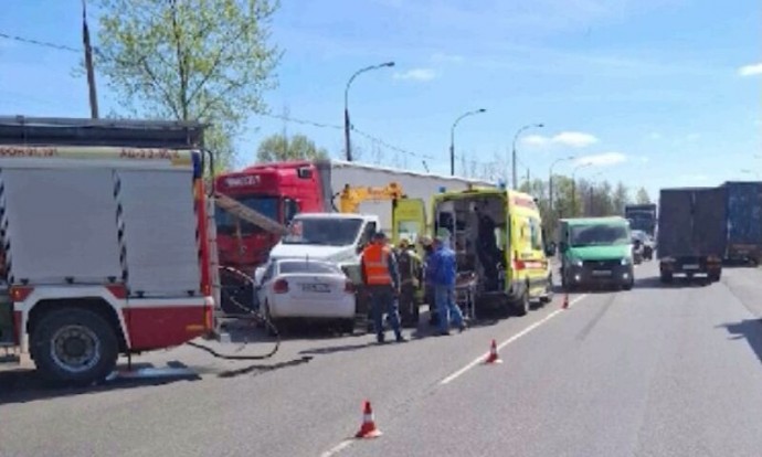 В Ярославском округе легковушка влетела в автокран: пострадали два человека
