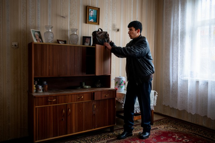 Цыган из Слободского района залез в дом пенсионерки и украл сумку с деньгами