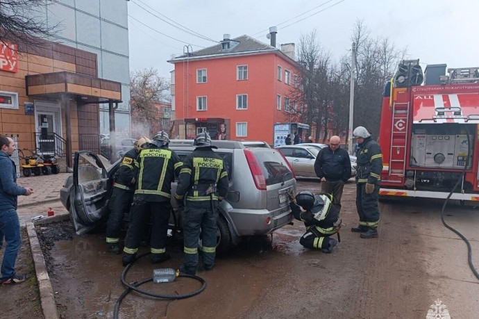 В Узловой 7 пожарных тушили возгорание в автомобиле