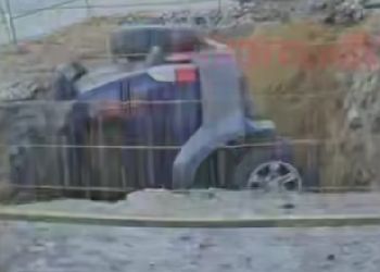 В Благовещенске машина рухнула в котлован