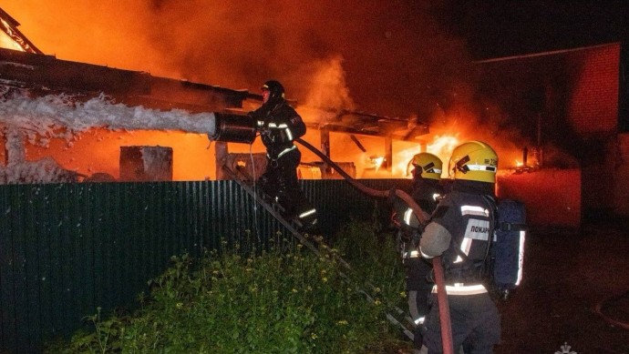 В Башкирии в крупном пожаре сгорел дом и семь автомобилей В Башкирии в крупном пожаре сгорел дом и семь автомобилей