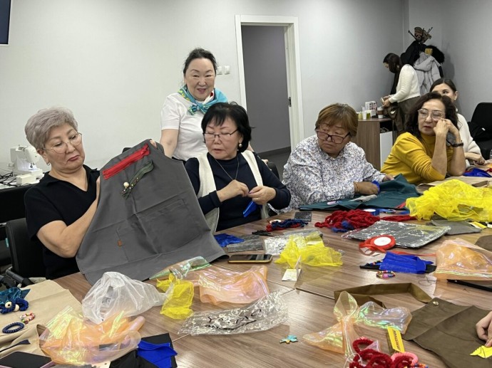 В Якутии создали первые сенсорные фартуки для людей с деменцией В Якутии создали первые сенсорные фартуки для людей с деменцией