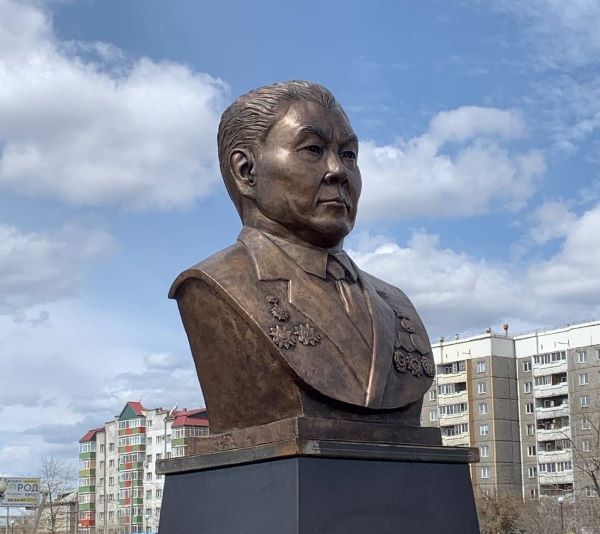 В Улан-Удэ открыли бюст первого ректора ВСГУТУ