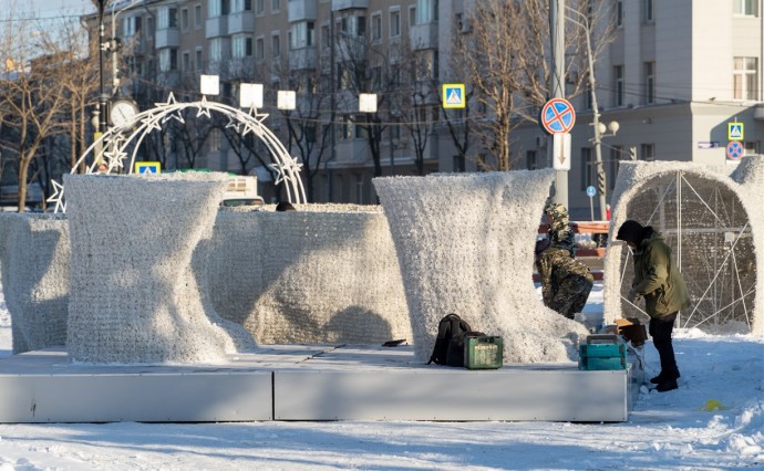 Белые медведи и валенки: новогодние арт-объекты устанавливают в Южно-Сахалинске