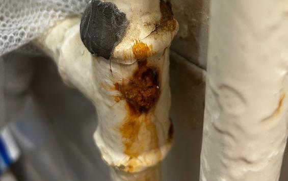 В Курске жители ещё одного дома больше двух месяцев ждут обещанный ремонт труб