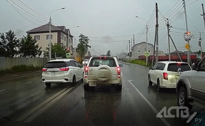 "Просто ему нужнее": автохам на светофоре в Южно-Сахалинске обогнал всех по встречке и на красный