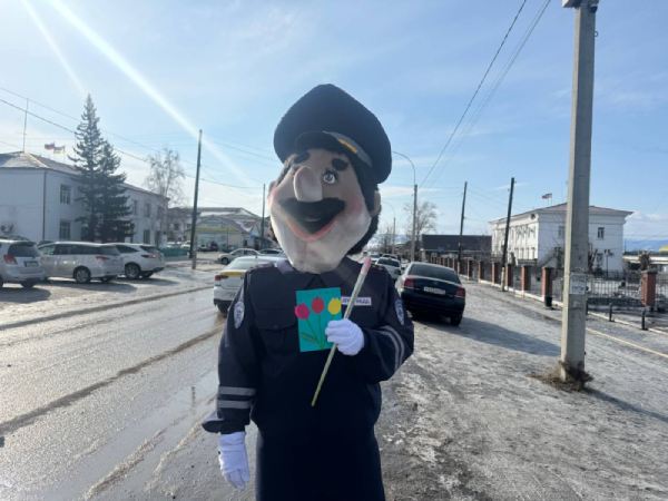 В Бурятии сотрудники ГИБДД дарили цветы женщинам-водителям