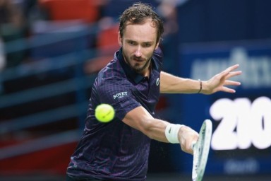 Медведев не реализовал матчболы и уступил Звереву в четвертьфинале Rolex Paris Masters
