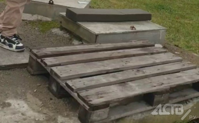 "Сын оказался в воде": мальчик рассказал отцу, как провалился в люк в Новом Дальнем