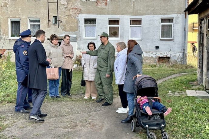 В Черняховске руководитель регионального СК лично разобрался с проблемами жителей аварийных домов В Черняховске руководитель регионального СК лично разобрался с проблемами жителей аварийных домов