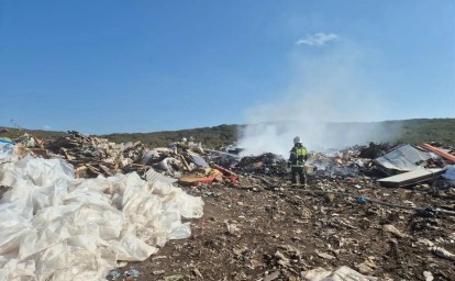 В Курильске потушили пожар на полигоне ТБО