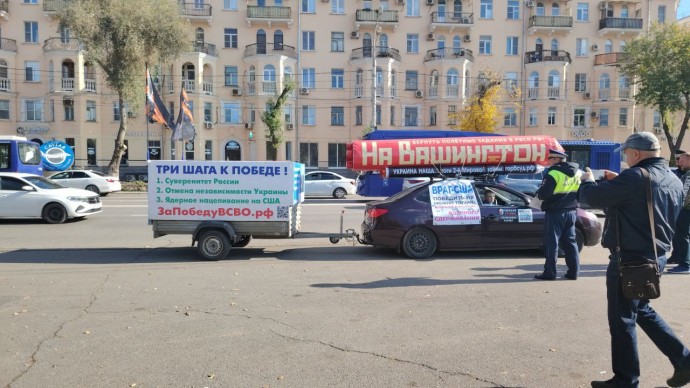 В Астрахани заметил авто с макетом ракеты и надписью «На Вашингтон»