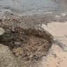 Опасная яма образовалась на дороге в одном из районов Петрозаводска