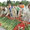 Участники «Поезда Памяти» возложили цветы на Пискаревском мемориальном кладбище