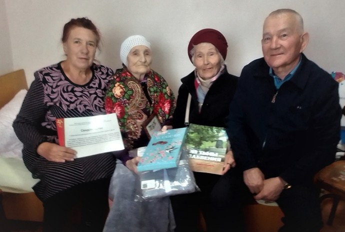 В Бурятии труженицу тыла поздравили с 95-летием