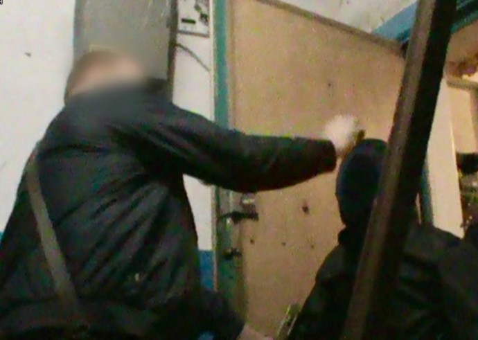 В Кирове мужчина до смерти избил прохожего в подъезде В Кирове мужчина до смерти избил прохожего в подъезде