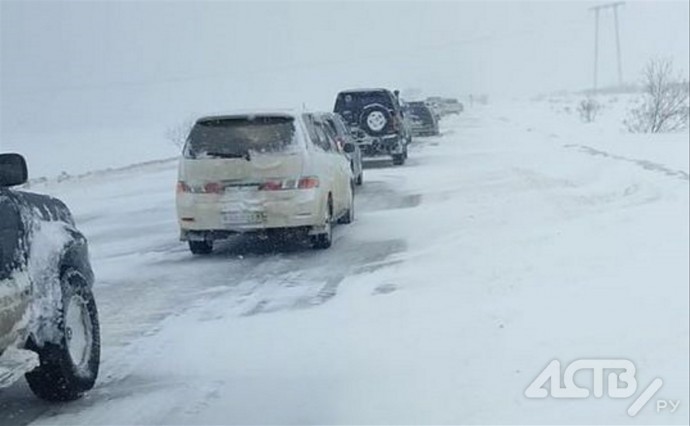 "Грелись в похоронном автобусе": пассажиры до Синегорска оказались на трассе в метель