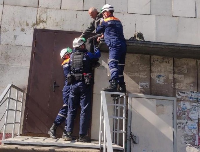 Пензенские спасатели сняли с козырька подъезда пожилого мужчину