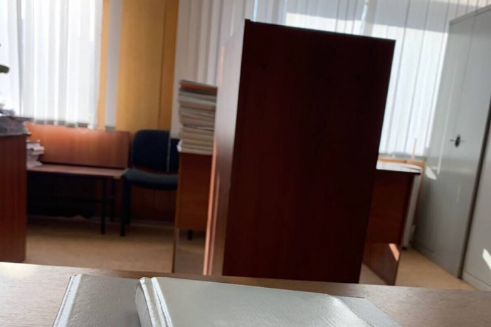 Житель Никеля избил полицейского прямо в служебной машине
