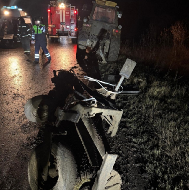 В Мордовии водитель "Лады" въехал в трактор на обочине, погибла женщина