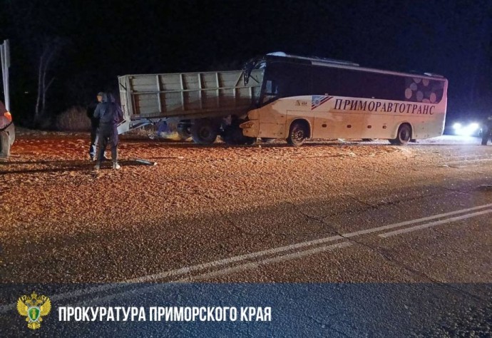 Фура смяла пассажирский автобус в лобовом ДТП в Приморье Фура смяла пассажирский автобус в лобовом ДТП в Приморье