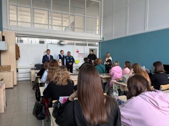 Депутаты Госсобрания РМ обсудили проблемы демографии со студентами Саранского техникума сферы услуг