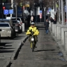 Опрос: курьеры в Москве получают на 19% больше, чем люди с высшим образованием
