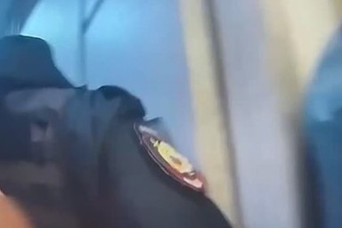 Силовое задержание вооруженного мужчины в российском городе попало на видео