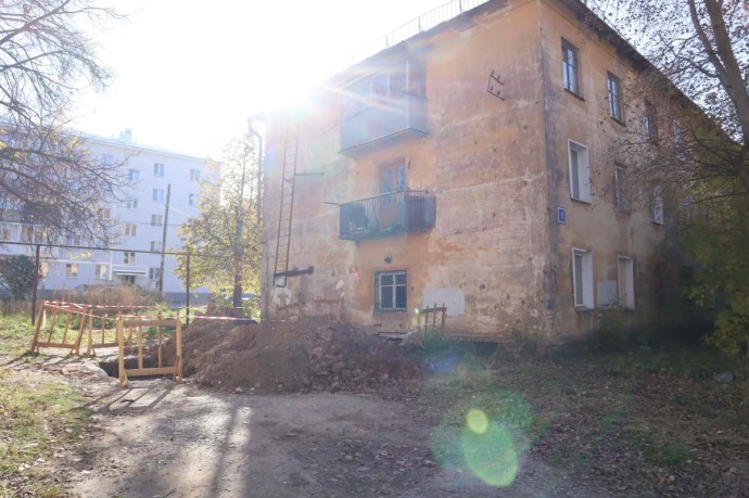 Из кранов жителей аварийного дома три недели хлещет кипяток