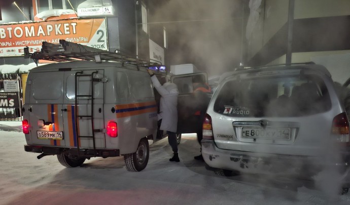 В Якутии спасатели помогли двум людям, застрявшим в машине в сильный мороз
