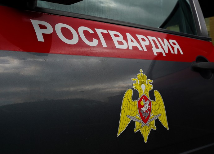 Ночью в Пензе ревнивый неадекват устроил разборки с женой прямо в подъезде
