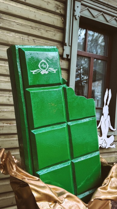 Памятник зелёной царской шоколадке появился в Костроме