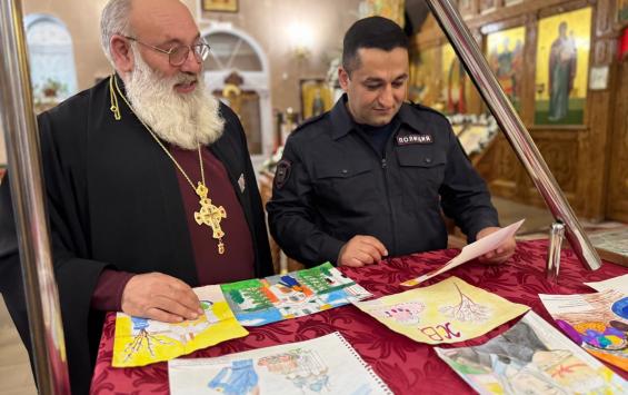 В храме Железногорска открыли выставку школьных рисунков о добре и службе