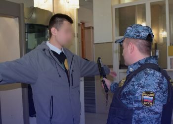 В Благовещенске мужчина явился в суд с газовым баллоном