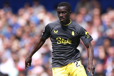 Полузащитника "Эвертона" удалили после пощёчины одноклубнику во время матча