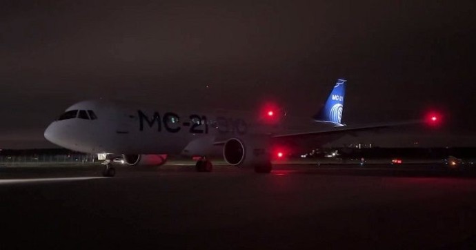 На импортозамещённом самолёте МС-21 испытали внешнюю светотехнику На импортозамещённом самолёте МС-21 испытали внешнюю светотехнику