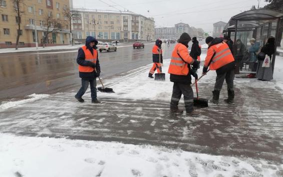 В Курске ночью со снегом боролись 49 единиц спецтехники