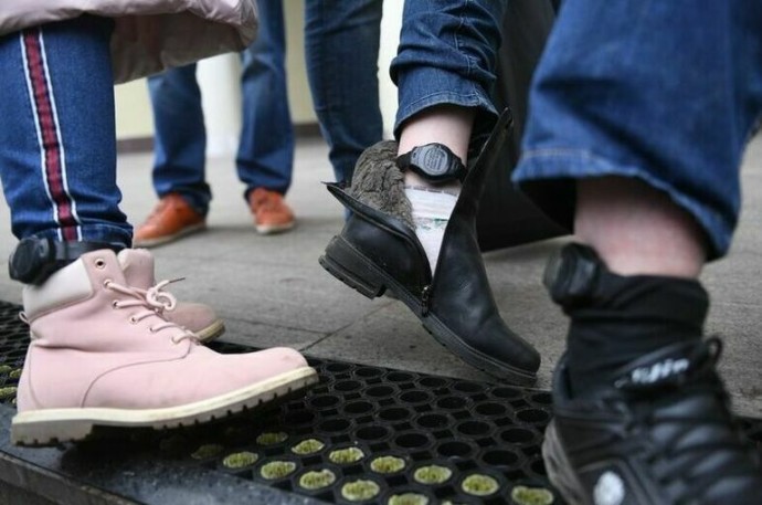 Мыться можно, бегать — нет: Минюст разъяснил правила ношения браслетов слежения Мыться можно, бегать — нет: Минюст разъяснил правила ношения браслетов слежения