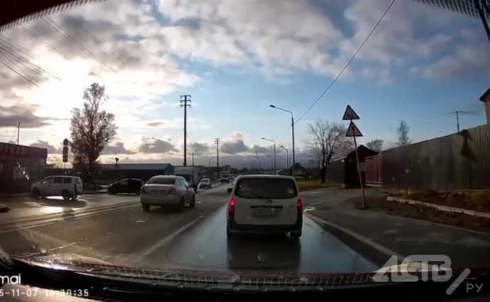 Двух автохамов за десять минут засёк видеорегистратор в Южно-Сахалинске