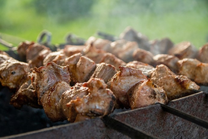 Диетолог посоветовала не есть мясо сразу после Великого поста. Пока поможет курица