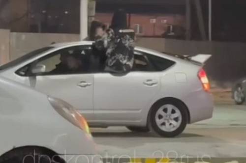 В Благовещенске автомобилист устроил дрифт на парковке ТЦ