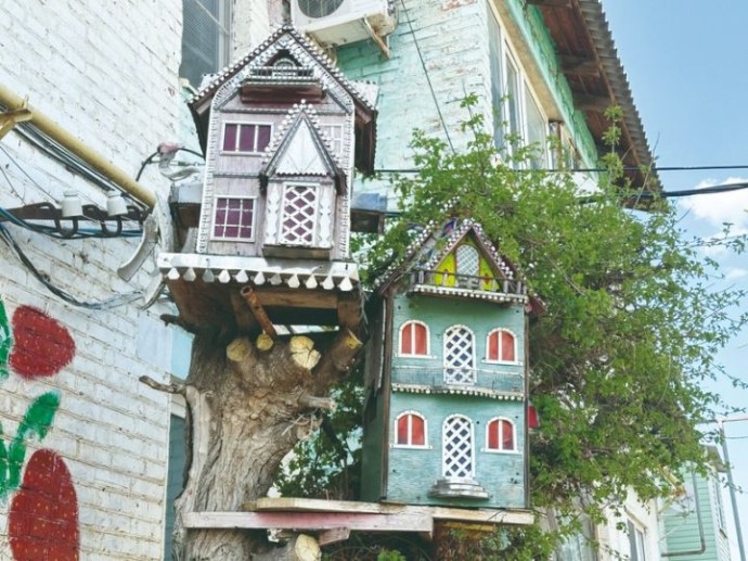 К подъезду астраханца стекаются за необычными фото