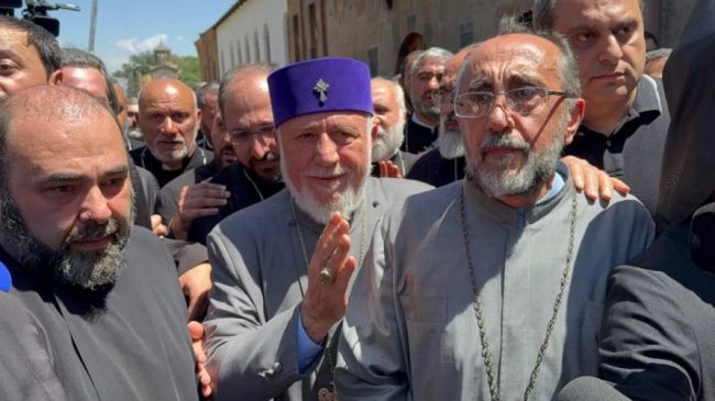 Суд в Еереване арестовал архиепископа Аджапахян на два месяца