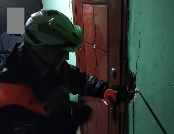 Пензенские спасатели помогли полицейским попасть в квартиру на улице Терновского